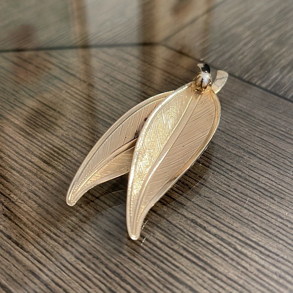 Vintage Double Leaf Gold-tone Pin with Faux Pearl Accent - Picture 8 of 16